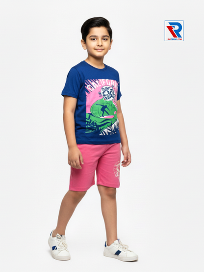 Boys clothing set 2–10 years with blue t-shirt and pink shorts, relaxed side view by Riotrend.