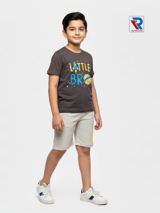 Boys clothing set 2–10 years with brown t‑shirt and bistre shorts, relaxed side view by Riotrend.