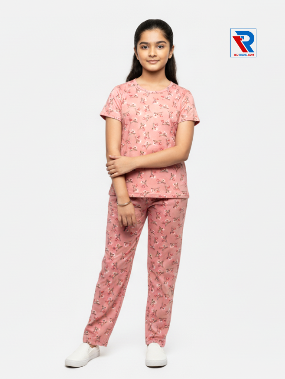 Girls pyjama set in pink color, ages 1–12, folded‑arms view – RioTrend kids sleepwear showcasing a casual, confident pose.