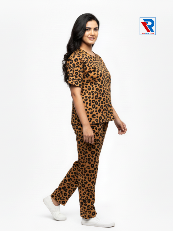 Women's pyjama set with bronze-green top and matching pants, sizes M-L-XL, shown in relaxed side view by Riotrend.