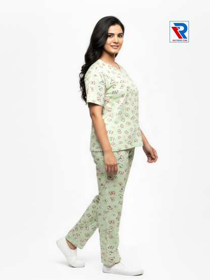 Women’s pyjama set, sizes M–XL, light green top and pyjama pants, relaxed side view – RioTrend sleepwear emphasizing everyday comfort and style.