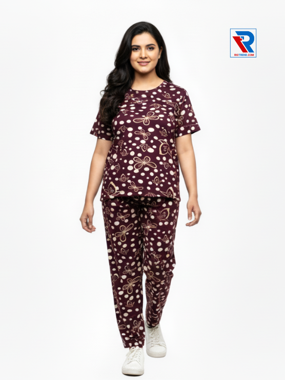 Women's pyjama set in maroon color, sizes M-L-XL, featuring a short-sleeve top and matching pyjama pants, front view by Riotrend.