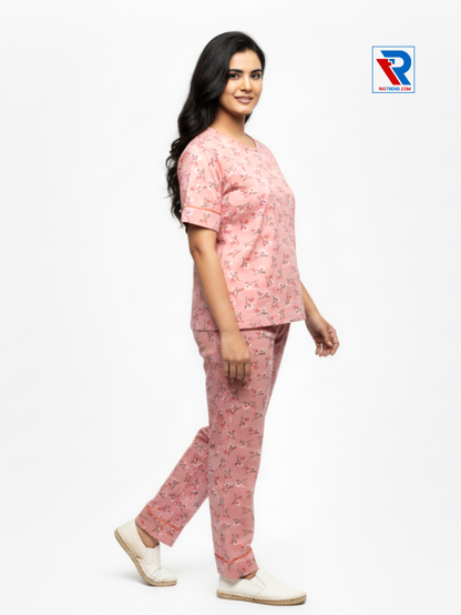 Women’s pyjama set, sizes M–XL, pink top and pyjama pants, relaxed side view – RioTrend sleepwear emphasizing everyday comfort and style.