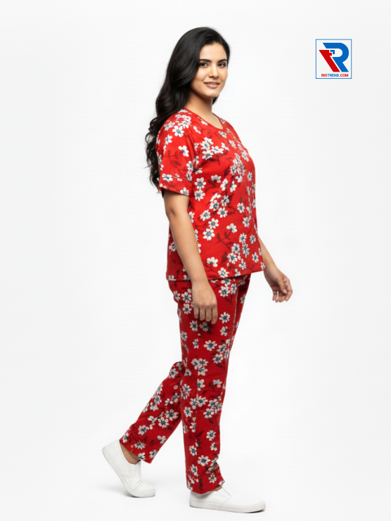 Women’s pyjama set, sizes M–XL, red top and pyjama pants, relaxed side view – RioTrend sleepwear emphasizing everyday comfort and style.
